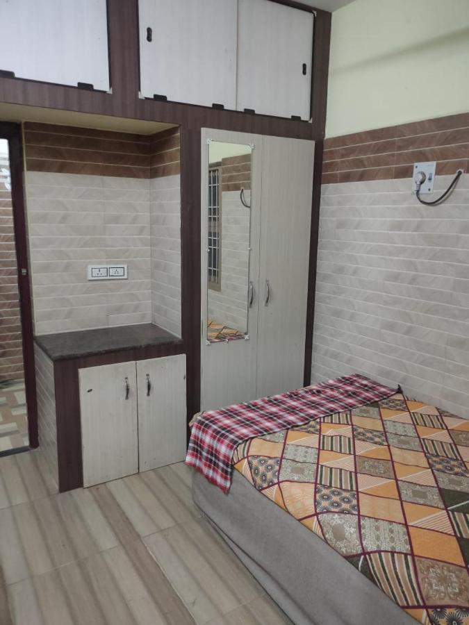 韦洛尔 Sri Vari Residency旅舍 外观 照片
