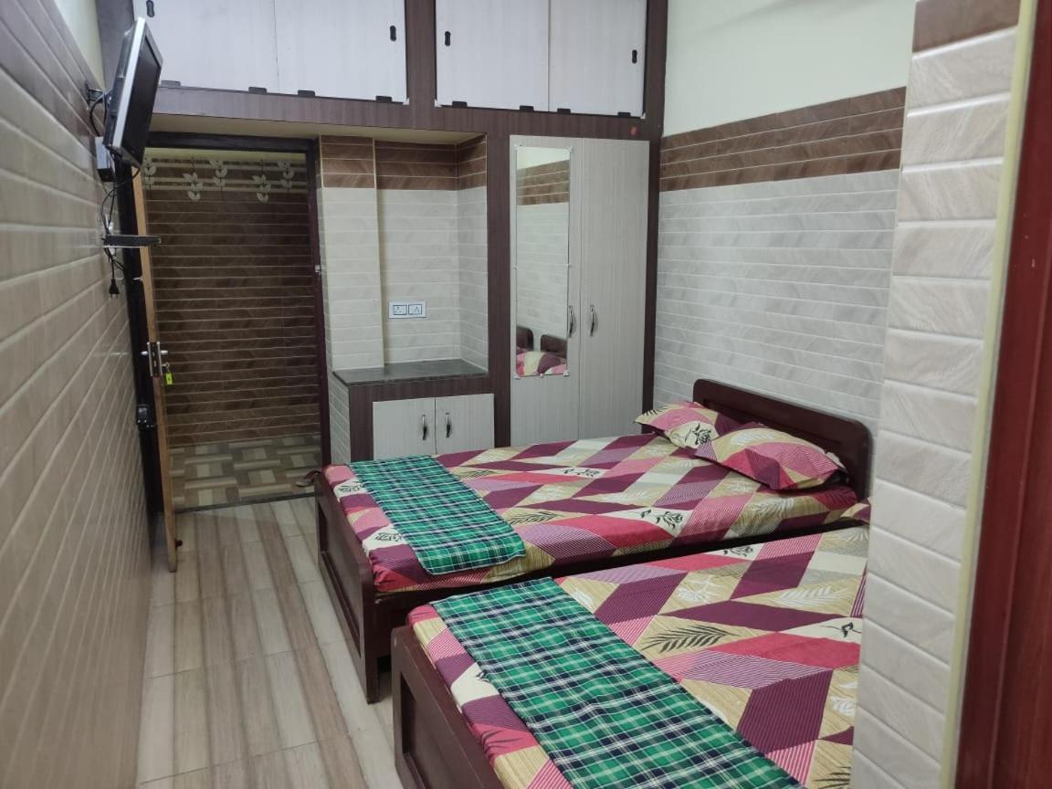 韦洛尔 Sri Vari Residency旅舍 外观 照片
